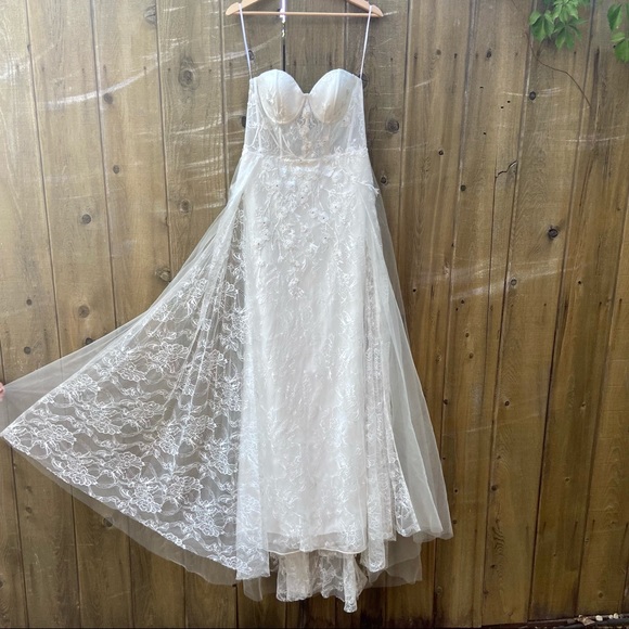 White Lace Bustier Embroidered Dress w/ Train 🤍 - Picture 12 of 15